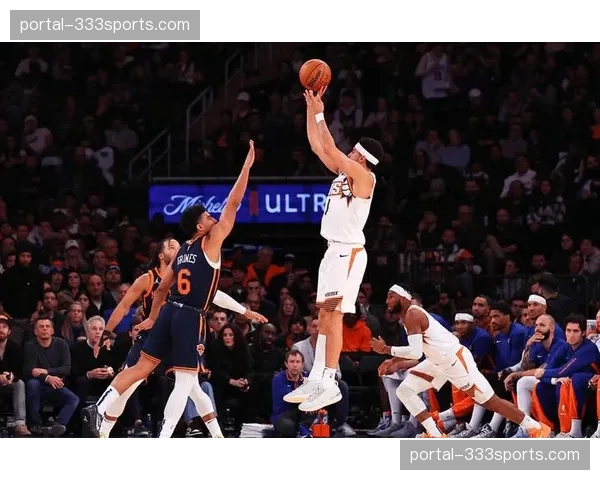 太阳客场对阵马刺半场84-114 布克25分难阻球队落后